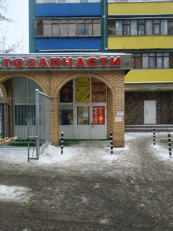 Вход в RM Service: кирпичный тамбур со стеклянной дверью под вывеской Автозапчасти